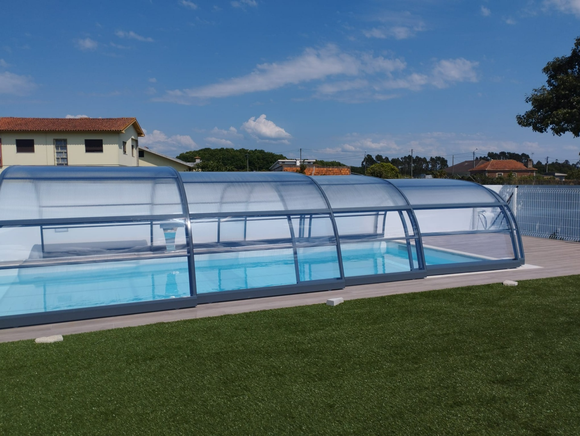 Cobertura de piscina transparente com estrutura em alumínio lacado
