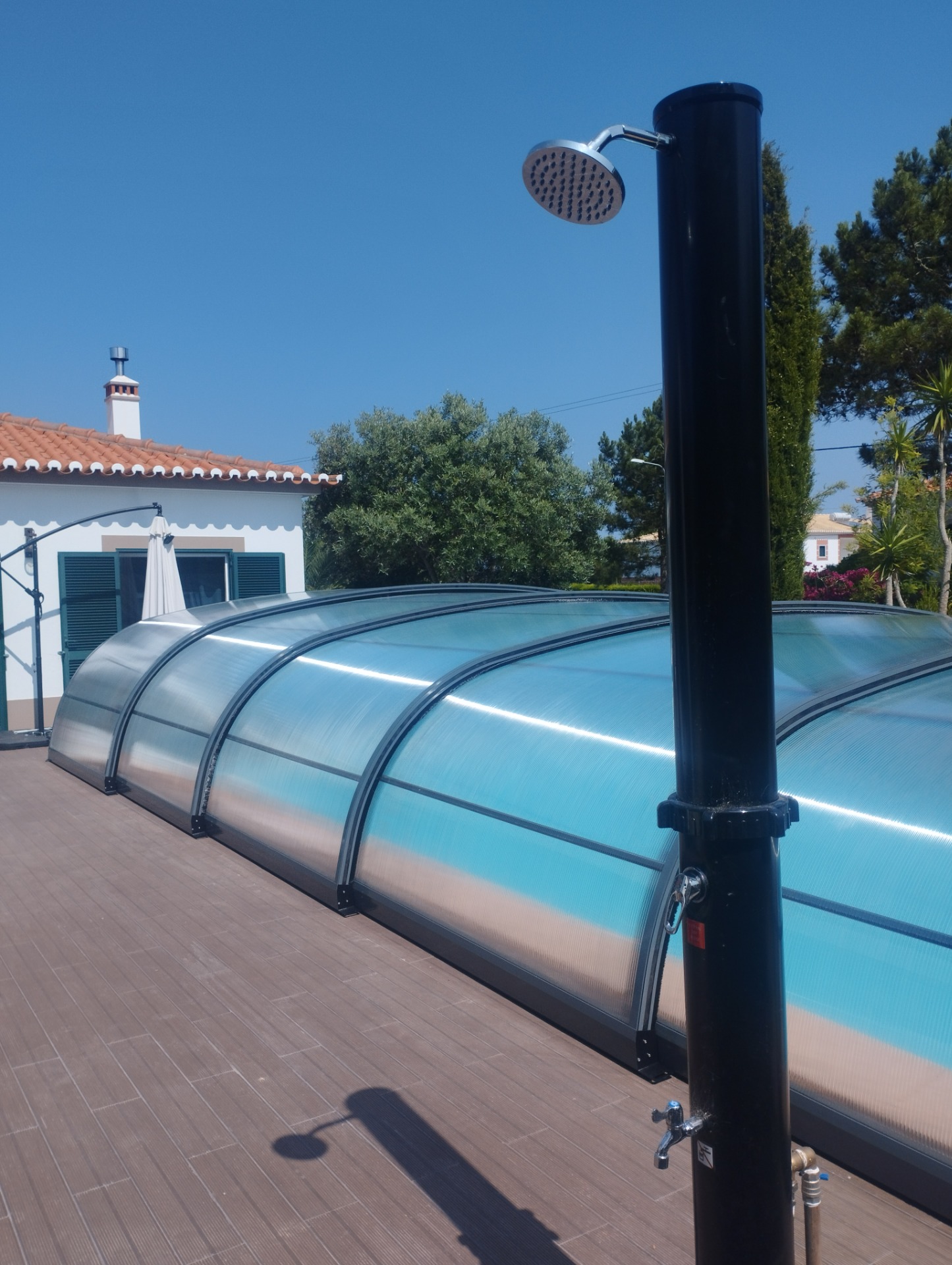 Cobertura Baixa de formas arredondadas que permite utilizar a piscina durante todo o ano