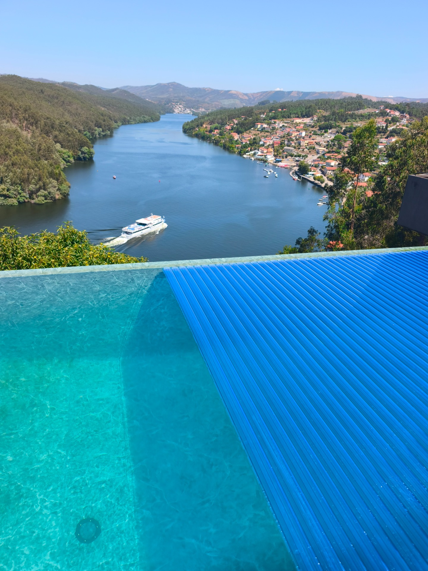 Piscina com cobertura de lâminas em Policarbonato azul.